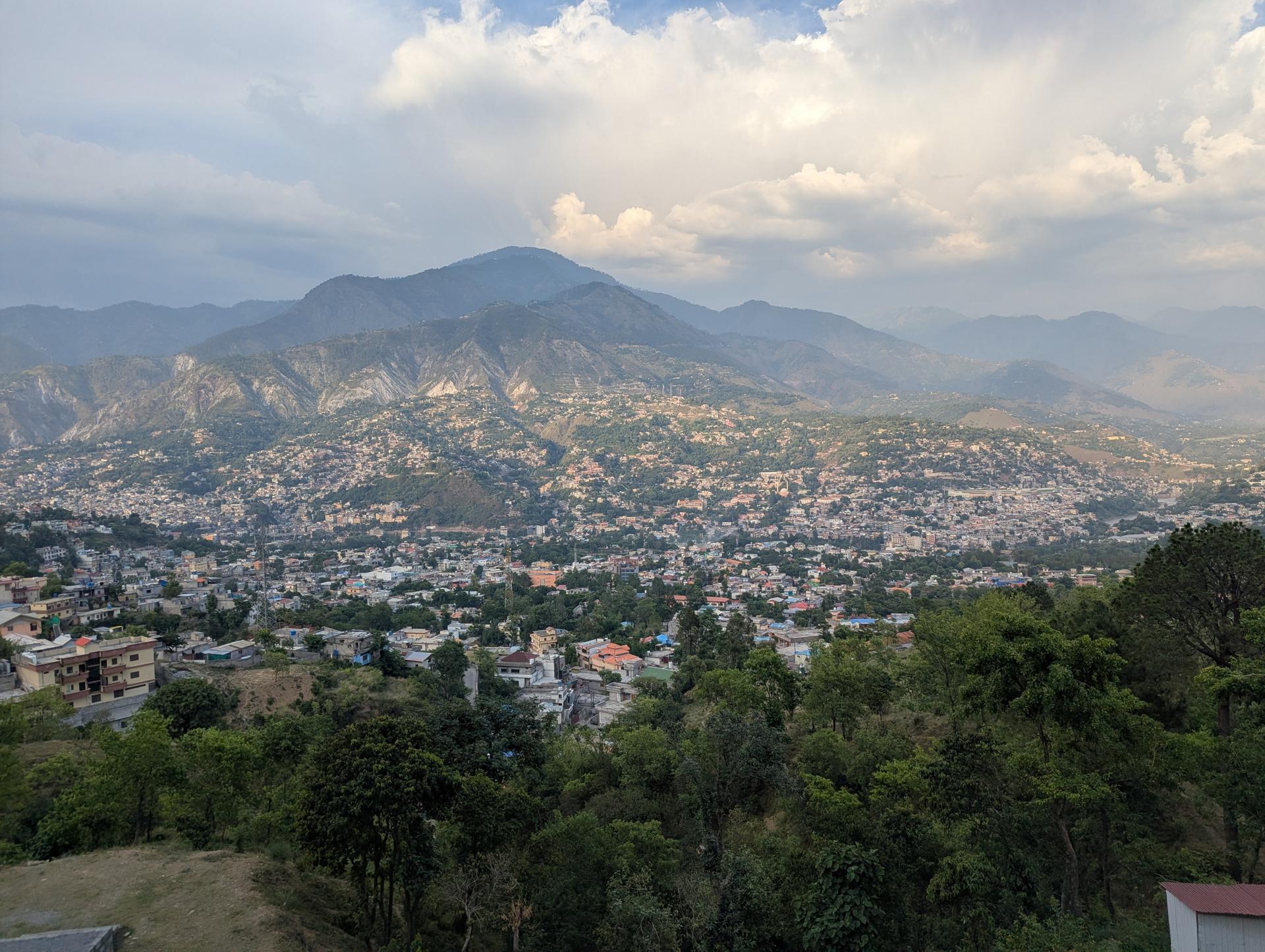 MUZAFFARABAD (Pakistán), 06/07/2026.- Una vista general de Muzaffarabad, Cachemira administrada por Pakistán, 07 de junio de 2026.
EFE/EPA/AMIRUDDIN MUGHAL