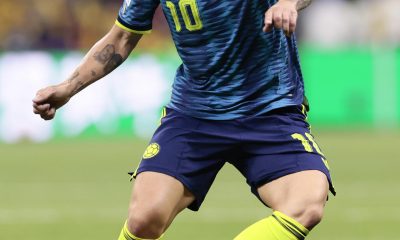 James Rodríguez de Colombia controla un balón este miércoles, en un partido del grupo K del Mundial de la FIFA 2026 entre Uzbekistán y Colombia, en el estadio Azteca en Ciudad de México (México). EFE/ José Méndez
