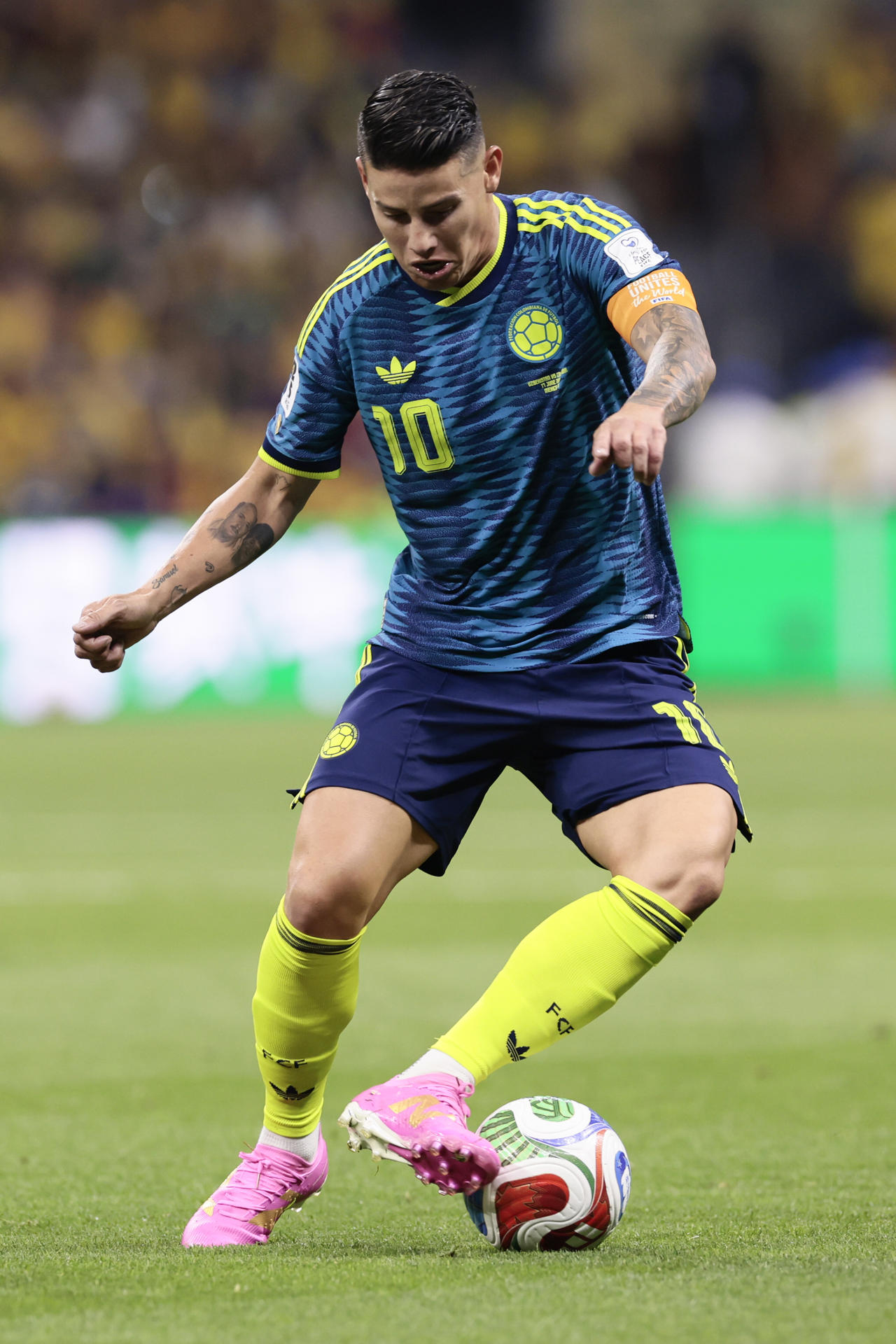 James Rodríguez de Colombia controla un balón este miércoles, en un partido del grupo K del Mundial de la FIFA 2026 entre Uzbekistán y Colombia, en el estadio Azteca en Ciudad de México (México). EFE/ José Méndez