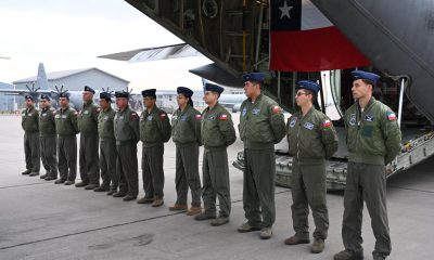 Fotografía cedida este sábado por el Ministerio de Relaciones Exteriores que muestra a integrantes de la Fuerza Aérea de Chile formando antes de llevar ayuda humanitaria para Bolivia en el Grupo de Aviación N° 10, en Santiago (Chile). EFE/ Ministerio De Relaciones Exteriores