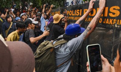 Imagen de archivo de estudiantes enfrentándose a agentes de policía durante una protesta contra el aumento del precio del combustible en Yakarta, Indonesia, el 12 de junio de 2026. 
EFE/Steven Handoko