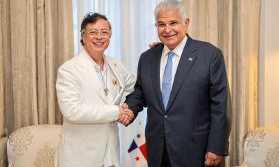 Fotografía cedida por la Presidencia de Panamá que muestra a su mandatario, José Raúl Mulino (d), posando junto al presidente de Colombia, Gustavo Petro, durante una reunión en Ciudad de Panamá (Panamá). Mulino y Petro resaltaron la cooperación bilateral y abogaron por impulsar la integración regional en el marco de las conmemoraciones del Bicentenario del Congreso Anfictiónico en la capital panameña. EFE/ Presidencia de Panamá /SOLO USO EDITORIAL/NO VENTAS/SOLO DISPONIBLE PARA ILUSTRAR LA NOTICIA QUE ACOMPAÑA (CRÉDITO OBLIGATORIO)