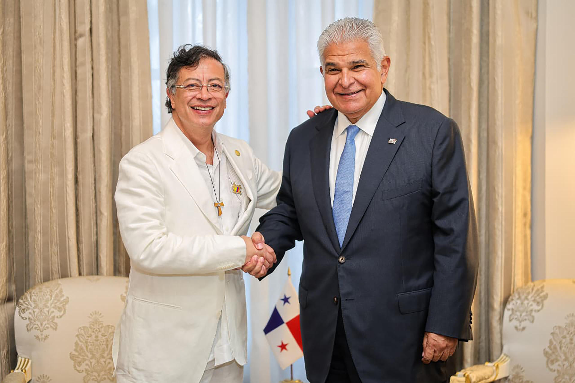 Fotografía cedida por la Presidencia de Panamá que muestra a su mandatario, José Raúl Mulino (d), posando junto al presidente de Colombia, Gustavo Petro, durante una reunión en Ciudad de Panamá (Panamá). Mulino y Petro resaltaron la cooperación bilateral y abogaron por impulsar la integración regional en el marco de las conmemoraciones del Bicentenario del Congreso Anfictiónico en la capital panameña. EFE/ Presidencia de Panamá /SOLO USO EDITORIAL/NO VENTAS/SOLO DISPONIBLE PARA ILUSTRAR LA NOTICIA QUE ACOMPAÑA (CRÉDITO OBLIGATORIO)