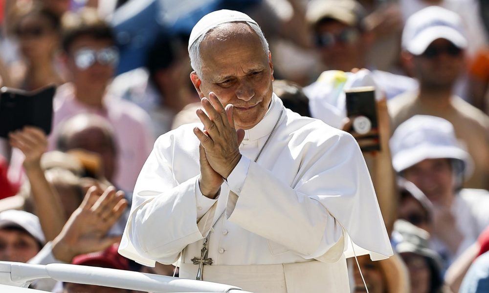 El papa León XIV saluda a los fieles a su llegada para dirigir su audiencia general semanal en la Plaza de San Pedro, Ciudad del Vaticano, el 17 de junio de 2026. EFE/EPA/ANGELO CARCONI