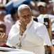 El papa León XIV saluda a los fieles a su llegada para dirigir su audiencia general semanal en la Plaza de San Pedro, Ciudad del Vaticano, el 17 de junio de 2026. EFE/EPA/ANGELO CARCONI