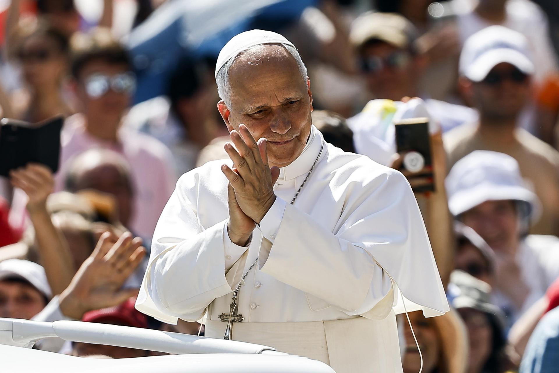 El papa León XIV saluda a los fieles a su llegada para dirigir su audiencia general semanal en la Plaza de San Pedro, Ciudad del Vaticano, el 17 de junio de 2026. EFE/EPA/ANGELO CARCONI