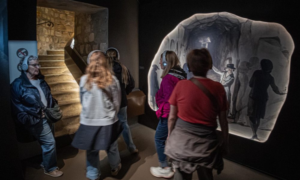 Reproducción de un grabado de 1809 en las galerías subterráneas de las Catacumbas de París. EFE/EPA/CHRISTOPHE PETIT TESSON