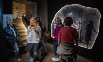 Reproducción de un grabado de 1809 en las galerías subterráneas de las Catacumbas de París. EFE/EPA/CHRISTOPHE PETIT TESSON
