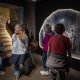 Reproducción de un grabado de 1809 en las galerías subterráneas de las Catacumbas de París. EFE/EPA/CHRISTOPHE PETIT TESSON