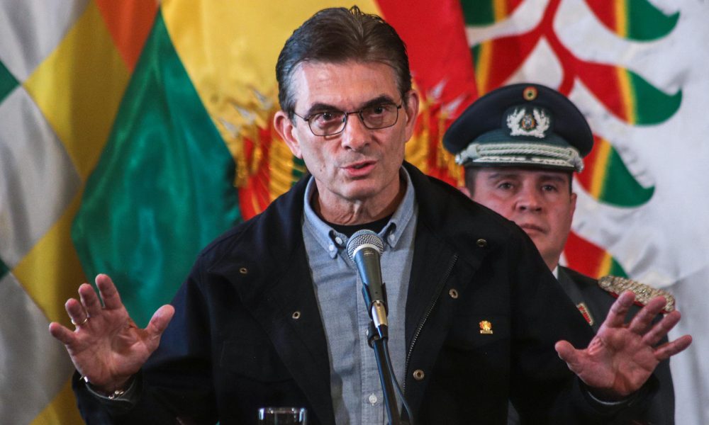 El presidente de Bolivia, Rodrigo Paz, fue captado este 3 de junio, durante un acto público en el Palacio de Gobierno, en La Paz (Bolivia). EFE/Gabriel Márquez