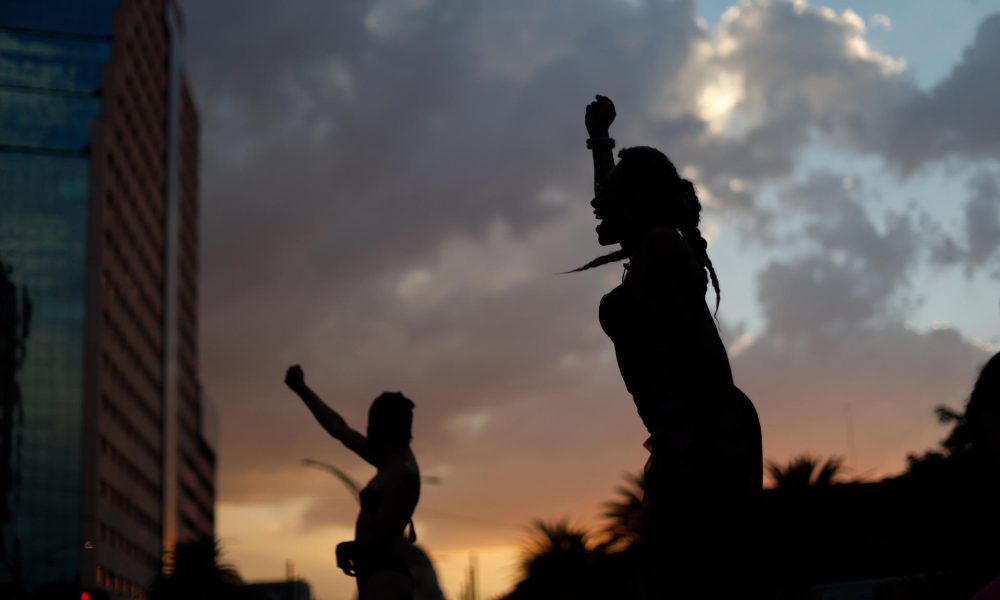 Trabajadoras sexuales participan en una marchan por el día internacional del trabajo sexual este martes, en la Ciudad de México (México). EFE/ Sáshenka Gutiérrez