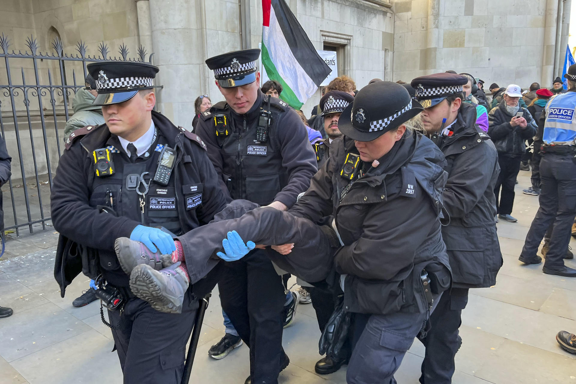 La Policía de Londres actúa contra activistas de Palestine Action en noviembre de 2025. EFE/ Miguel Salvatierra