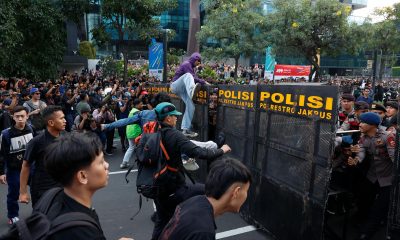 YAKARTA (Indonesia), 12/06/2026.- Estudiantes se enfrentan a agentes de policía durante una protesta en Yakarta, Indonesia, el 12 de junio de 2026. 
EFE/EPA/MAST IRHAM