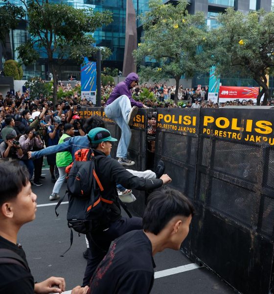 YAKARTA (Indonesia), 12/06/2026.- Estudiantes se enfrentan a agentes de policía durante una protesta en Yakarta, Indonesia, el 12 de junio de 2026. 
EFE/EPA/MAST IRHAM