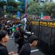 YAKARTA (Indonesia), 12/06/2026.- Estudiantes se enfrentan a agentes de policía durante una protesta en Yakarta, Indonesia, el 12 de junio de 2026. 
EFE/EPA/MAST IRHAM