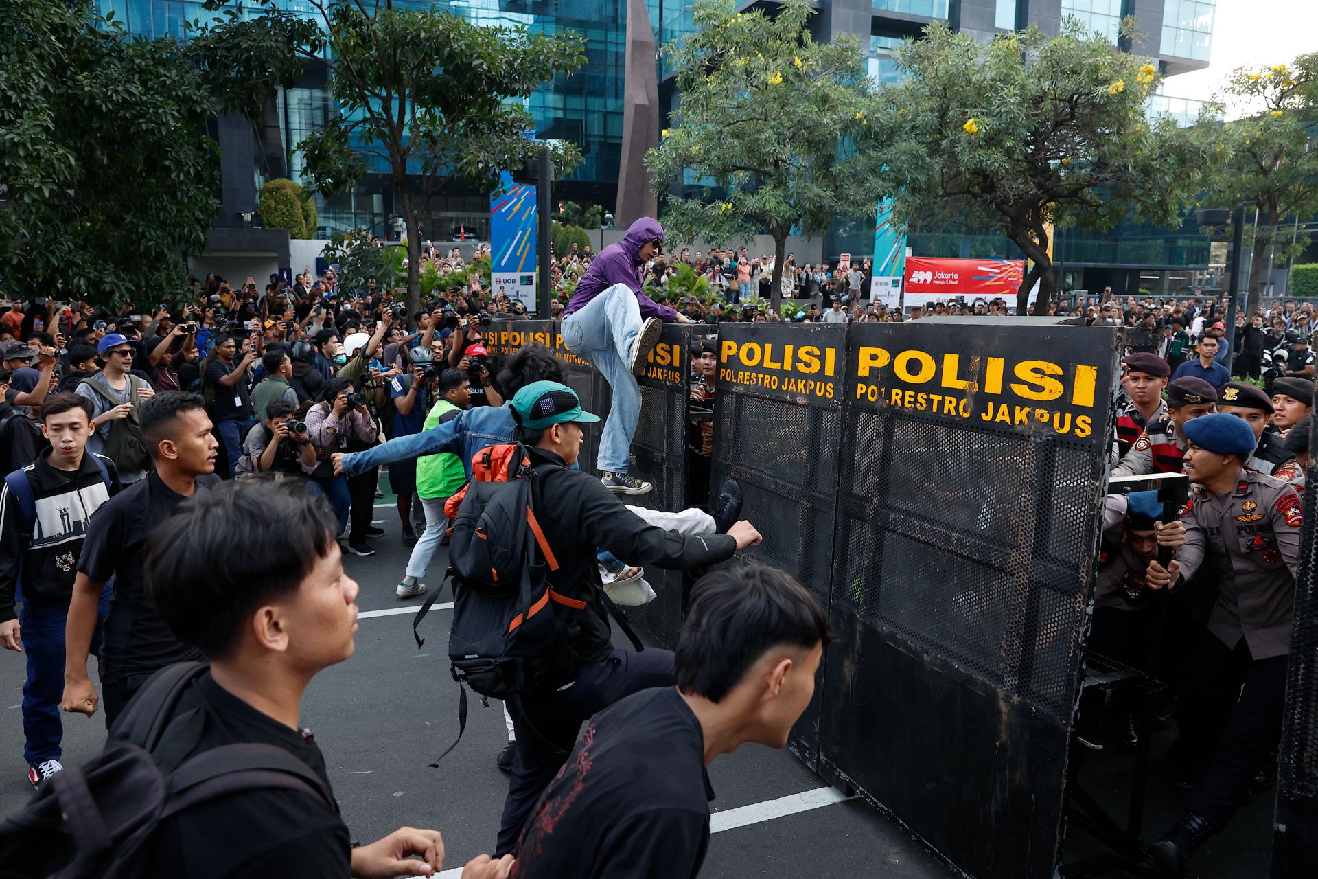 YAKARTA (Indonesia), 12/06/2026.- Estudiantes se enfrentan a agentes de policía durante una protesta en Yakarta, Indonesia, el 12 de junio de 2026. 
EFE/EPA/MAST IRHAM