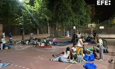 Peregrinos pasan la madrugada en el instituto público Jaime Vera de Madrid de para asistir a la misa que oficiará el papa León XIV este domingo en la capital de España. EFE/ Macarena Soto