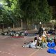 Peregrinos pasan la madrugada en el instituto público Jaime Vera de Madrid de para asistir a la misa que oficiará el papa León XIV este domingo en la capital de España. EFE/ Macarena Soto