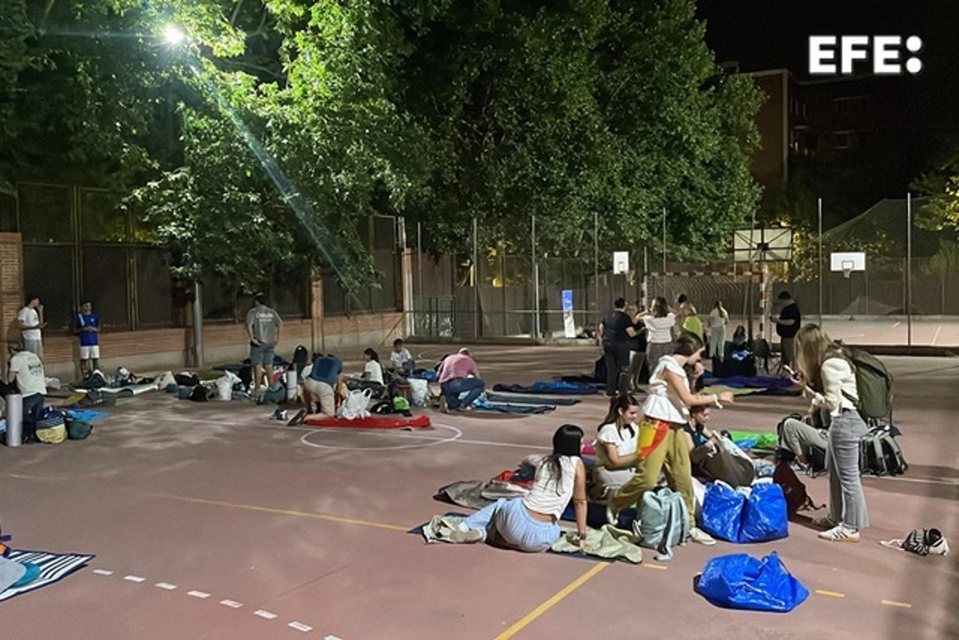 Peregrinos pasan la madrugada en el instituto público Jaime Vera de Madrid de para asistir a la misa que oficiará el papa León XIV este domingo en la capital de España. EFE/ Macarena Soto