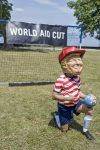 Varios activistas de la organización Oxfam Intermón con máscaras que recreaban a los siete líderes del G7 vestidos como futbolistas emularon este martes un partido en Évian (Francia) para denunciar los recortes en ayuda internacional de este grupo de países, cuyos líderes celebran una cumbre en esta localidad desde ayer hasta mañana miércoles. EFE/ Edgar Sapiña Manchado
