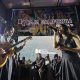 La cantante mexicana, Julieta Venegas (d), interpreta unas de sus canciones durante la presentación de la campaña "Baja California es para ti" en Ciudad de México (México). EFE/ José Méndez