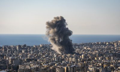 Una columna de humo se eleva tras ataques israelíes en el suburbio sur de Dahye en Beirut en una imagen reciente. EFE/ Edgar Gutiérrez