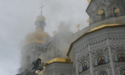 Rescatistas ucranianos trabajan en la Catedral de la Dormición en Kiev, tras ser alcanzada por un nuevo ataque masivo ruso, el 15 de junio de 2026. EFE/EPA/SERGEY DOLZHENKO