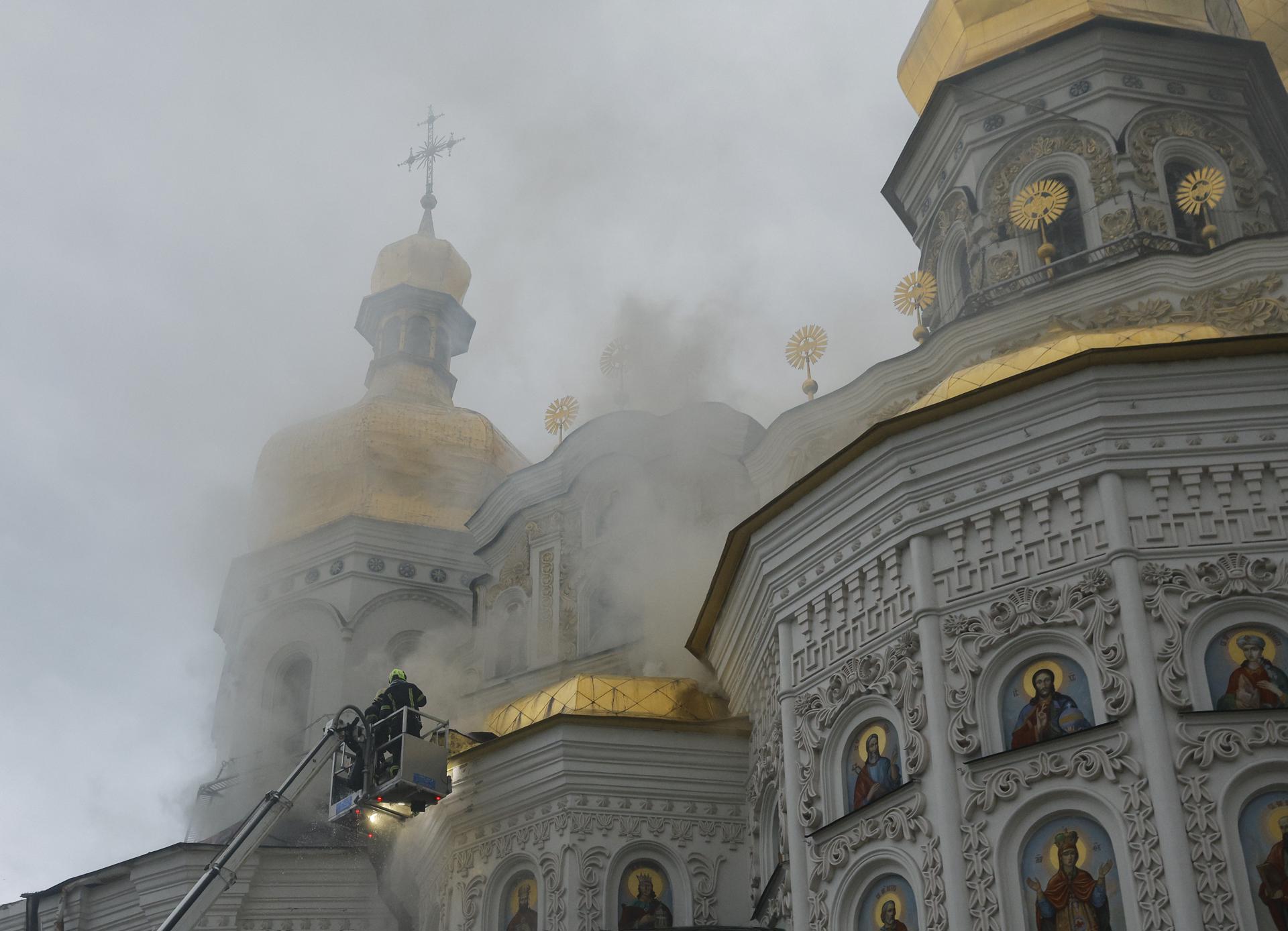 Rescatistas ucranianos trabajan en la Catedral de la Dormición en Kiev, tras ser alcanzada por un nuevo ataque masivo ruso, el 15 de junio de 2026. EFE/EPA/SERGEY DOLZHENKO