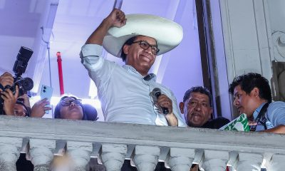 El candidato a la Presidencia de Perú Roberto Sánchez celebra las proyecciones que ratifican un empate técnico contra Keiko Fujimori con una mínima ventaja para él en la segunda vuelta de las elecciones presidenciales este domingo, en Lima (Perú). EFE/ Aldair Mejía