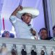 El candidato a la Presidencia de Perú Roberto Sánchez celebra las proyecciones que ratifican un empate técnico contra Keiko Fujimori con una mínima ventaja para él en la segunda vuelta de las elecciones presidenciales este domingo, en Lima (Perú). EFE/ Aldair Mejía