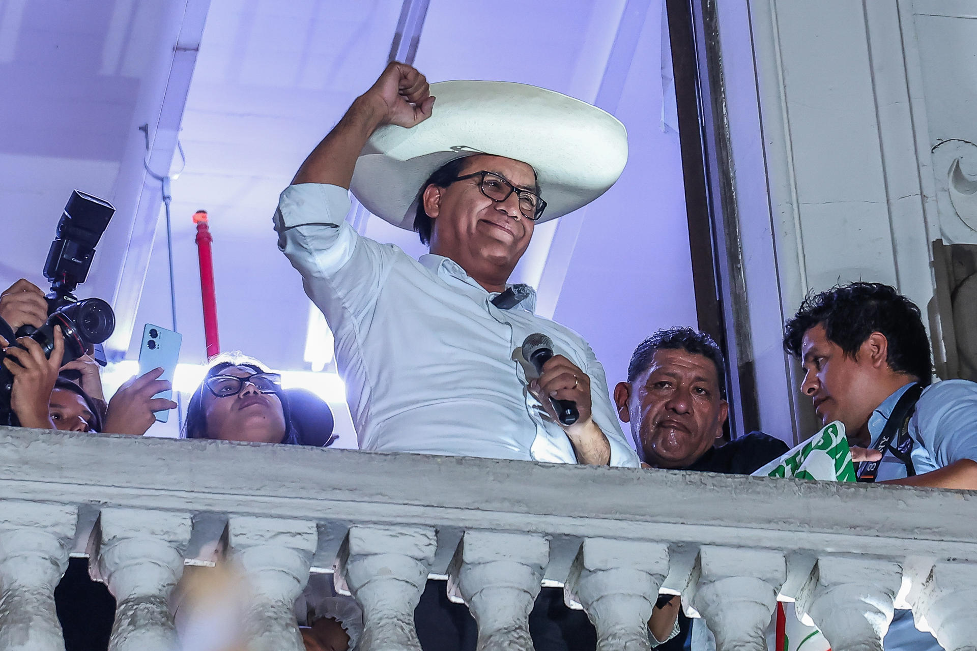 El candidato a la Presidencia de Perú Roberto Sánchez celebra las proyecciones que ratifican un empate técnico contra Keiko Fujimori con una mínima ventaja para él en la segunda vuelta de las elecciones presidenciales este domingo, en Lima (Perú). EFE/ Aldair Mejía