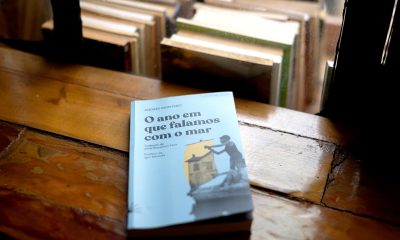 Fotografía del 29 de mayo de 2026 que muestra la novela 'El año en que hablamos con el mar' (2024) del escritor chileno Andrés Montero en Sao Paulo (Brasil). EFE/ Isaac Fontana