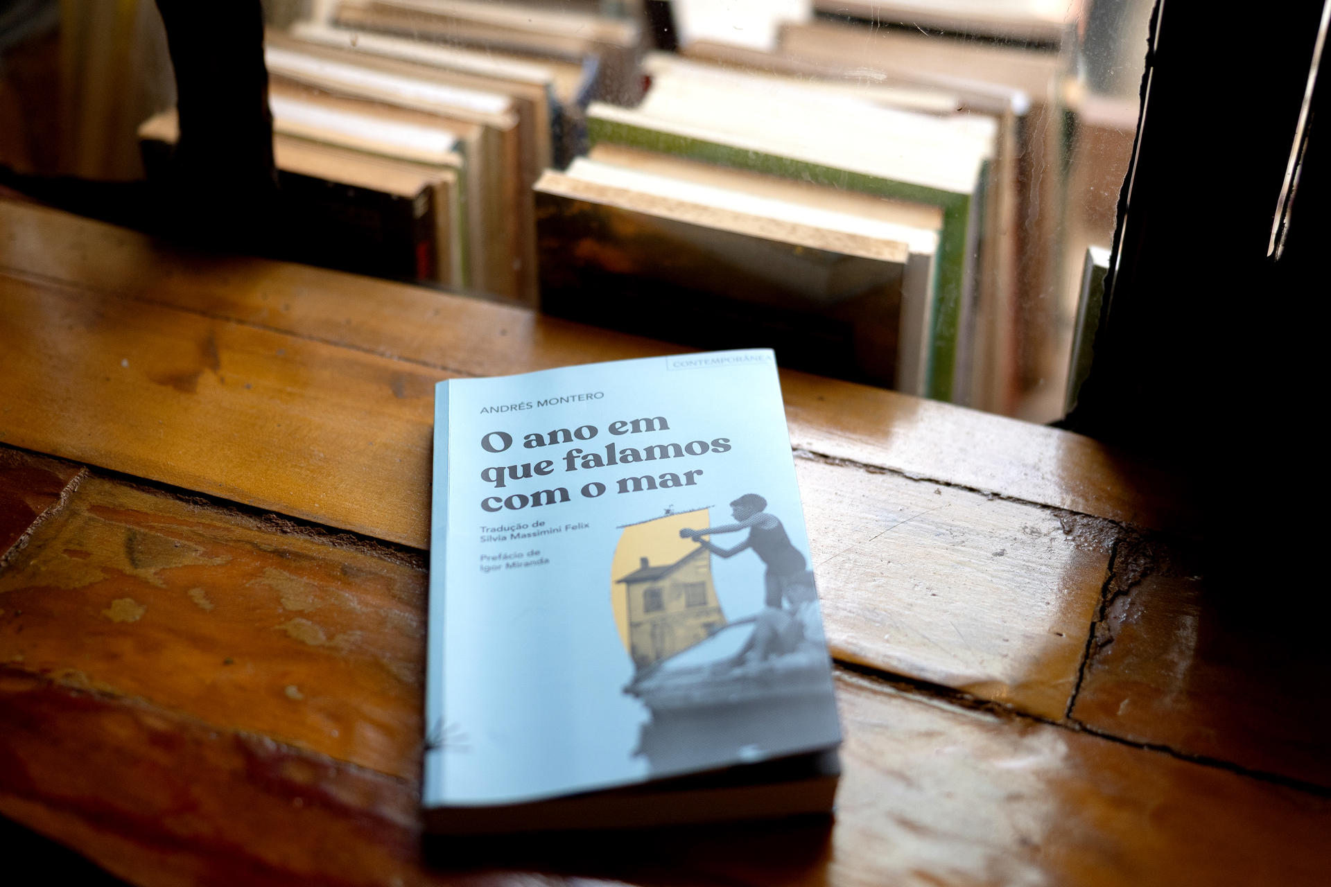 Fotografía del 29 de mayo de 2026 que muestra la novela 'El año en que hablamos con el mar' (2024) del escritor chileno Andrés Montero en Sao Paulo (Brasil). EFE/ Isaac Fontana