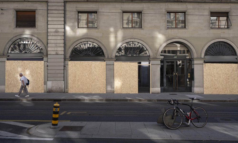 Tablones de madera cubren las ventanas de los comercios para protegerlas de posibles daños por parte de manifestantes durante la manifestación 'NoG7' relacionada con la cumbre del G7, en Ginebra, Suiza, 07 de junio de 2026. La 52ª Cumbre del G7 se celebrará en Évian-les-Bains, Francia, del 15 al 17 de junio de 2026. (Protestas, Francia, Suiza, Ginebra) EFE/EPA/GAETAN BALLY