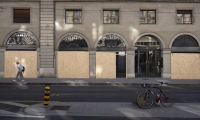 Tablones de madera cubren las ventanas de los comercios para protegerlas de posibles daños por parte de manifestantes durante la manifestación 'NoG7' relacionada con la cumbre del G7, en Ginebra, Suiza, 07 de junio de 2026. La 52ª Cumbre del G7 se celebrará en Évian-les-Bains, Francia, del 15 al 17 de junio de 2026. (Protestas, Francia, Suiza, Ginebra) EFE/EPA/GAETAN BALLY