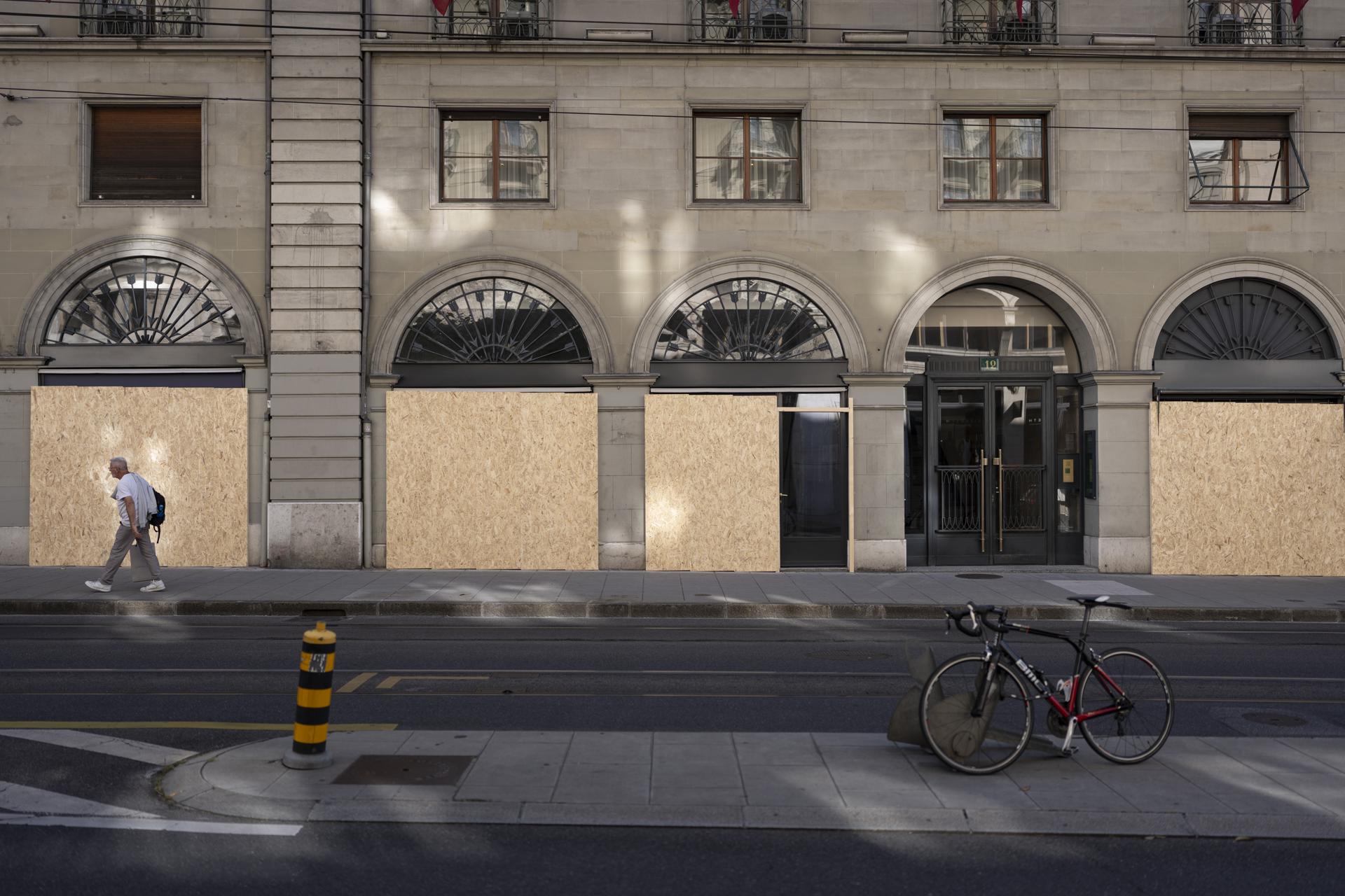 Tablones de madera cubren las ventanas de los comercios para protegerlas de posibles daños por parte de manifestantes durante la manifestación 'NoG7' relacionada con la cumbre del G7, en Ginebra, Suiza, 07 de junio de 2026. La 52ª Cumbre del G7 se celebrará en Évian-les-Bains, Francia, del 15 al 17 de junio de 2026. (Protestas, Francia, Suiza, Ginebra) EFE/EPA/GAETAN BALLY