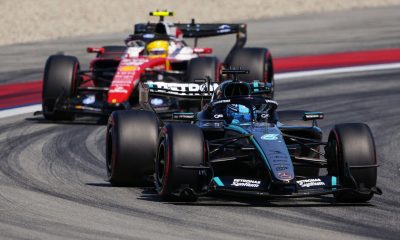 Los pilotos británicos de Fórmula Uno, George Russell, del equipo Mercedes, y Lewis Hamilton de Ferrari , durante la clasificación previa al Gran Premio de Fórmula 1 de Barcelona-Cataluña, este sábado.-  EFE/ Alejandro García