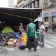 Fotografía que muestra personas frente a carpas que hacen parte del plantón hecho por maestros de la Coordinadora Nacional de Trabajadores de la Educación (CNTE) el pasado viernes en la Ciudad de México (México). EFE/Madla Hartz