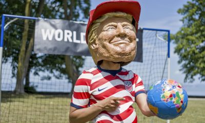 6.- Varios activistas de la organización Oxfam Intermón con máscaras que recreaban a los siete líderes del G7 vestidos como futbolistas emularon este martes un partido en Évian (Francia) para denunciar los recortes en ayuda internacional de este grupo de países, cuyos líderes celebran una cumbre en esta localidad desde ayer hasta mañana miércoles. EFE/ Edgar Sapiña Manchado