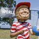 6.- Varios activistas de la organización Oxfam Intermón con máscaras que recreaban a los siete líderes del G7 vestidos como futbolistas emularon este martes un partido en Évian (Francia) para denunciar los recortes en ayuda internacional de este grupo de países, cuyos líderes celebran una cumbre en esta localidad desde ayer hasta mañana miércoles. EFE/ Edgar Sapiña Manchado