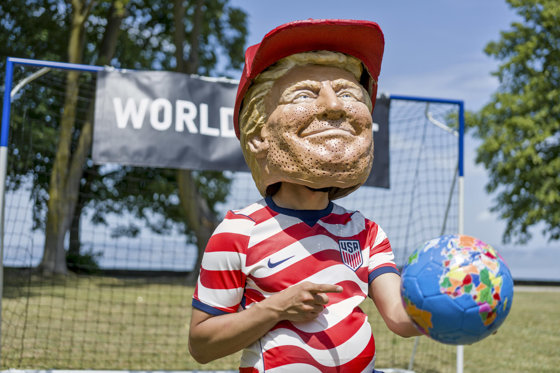 6.- Varios activistas de la organización Oxfam Intermón con máscaras que recreaban a los siete líderes del G7 vestidos como futbolistas emularon este martes un partido en Évian (Francia) para denunciar los recortes en ayuda internacional de este grupo de países, cuyos líderes celebran una cumbre en esta localidad desde ayer hasta mañana miércoles. EFE/ Edgar Sapiña Manchado