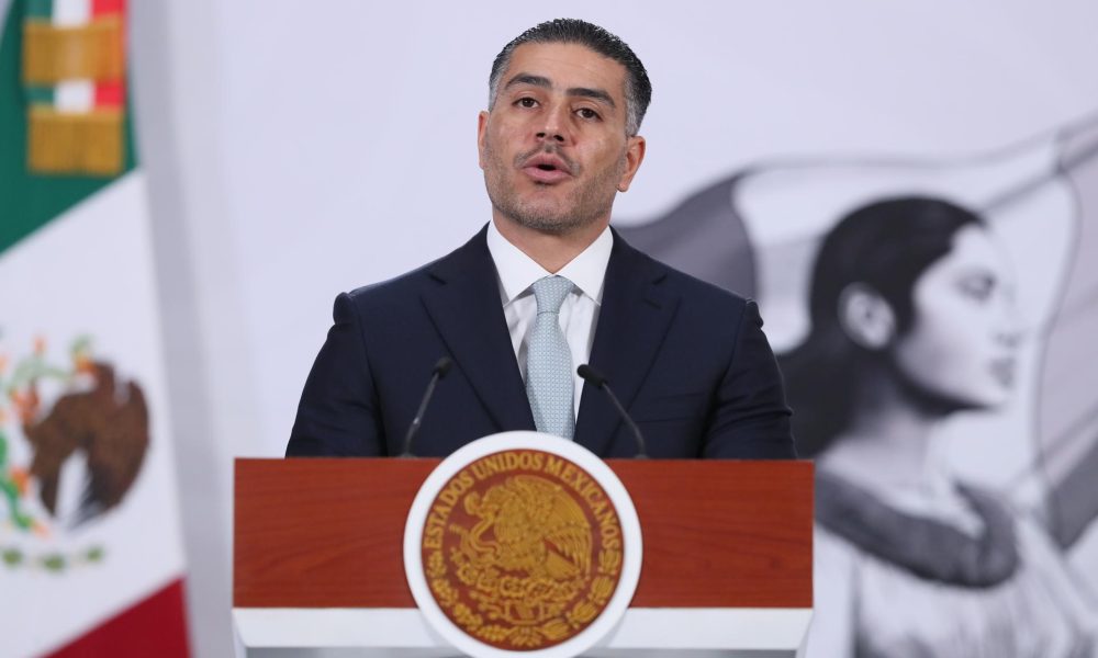 El secretario de Seguridad y Protección Ciudadana (SSPC), Omar García Harfuch, habla durante una rueda de prensa en el Palacio Nacional de la Ciudad de México (México). Imagen de archivo. EFE/Mario Guzmán
