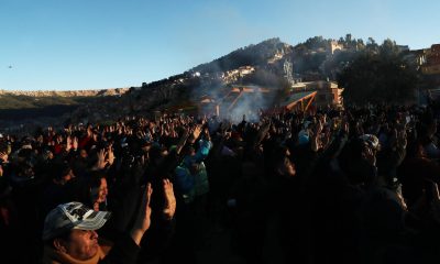 Personas participan en la fiesta del retorno del sol, 'Willka Kuti', 5534 o Año Nuevo Andino este domingo, en La Paz (Bolivia). EFE/Luis Gandarillas