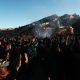 Personas participan en la fiesta del retorno del sol, 'Willka Kuti', 5534 o Año Nuevo Andino este domingo, en La Paz (Bolivia). EFE/Luis Gandarillas