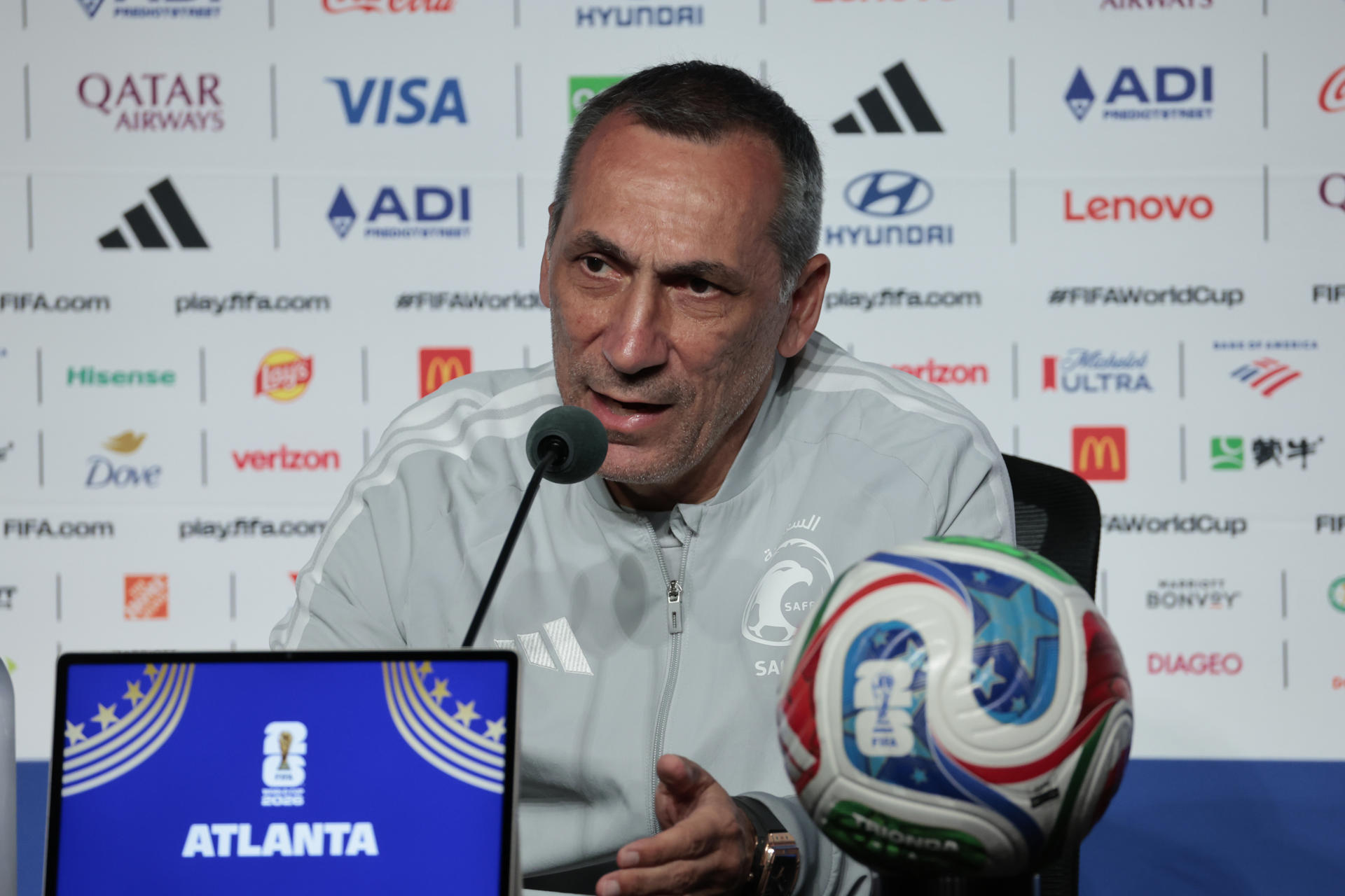 El seleccionador de Arabia Saudí, el griego Georgios Donis, habla en una rueda de prensa previo a su partido del Grupo H del Mundial de la FIFA 2026 ante España, en Atlanta (EE.UU.). EFE/ Lavandeira Jr.