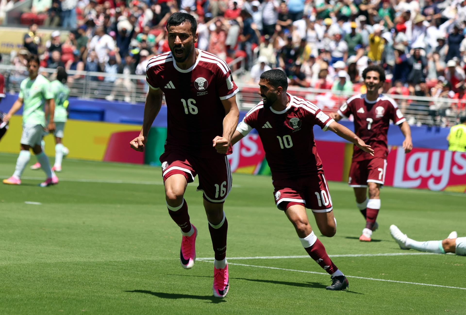 Boualem Khoukhi, de Catar (16) anotó el gol que le dio el empate 1-1 a su equipo en el debut en el Mundial 2026 ante Suiza. EFE/EPA/BENJAMIN FANJOY