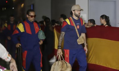 Los jugadores de España Marcos Llorente (i) y David Raya Martín llegan este domingo, al hotel de concentración en Puebla (México), donde este lunes jugarán un amistoso contra Perú. EFE/ Hilda Ríos