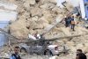 Integrantes del Cuerpo de Bomberos de Honduras atienden el derrumbe de un cerro sobre una bodega en Tegucigalpa (Honduras). EFE/ STR