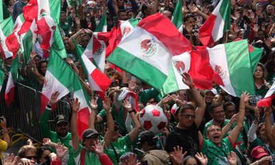 Fotografía del 6 de junio de 2026, de personas realizando una ola humana (movimiento masivo de aficionados), en una de las principales avenidas de la Ciudad de México (México). EFE/Madla Hartz