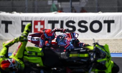 El piloto español Marc Márquez, de Ducati Lenovo, se cae, mientras que el piloto italiano Fabio Di Giannantonio (delante), de Pertamina Enduro VR46, sufre una caída durante la sesión de clasificación de MotoGP del Gran Premio de Hungría, celebrado en el circuito Balaton Park de Balatonfokajar. EFE/EPA/Boglarka Bodnar